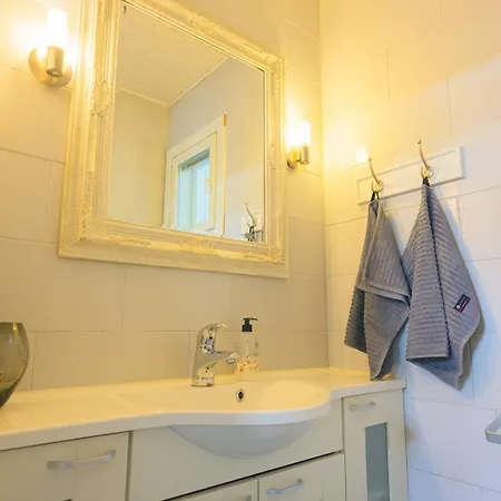 Hideout Swan * Saraisniemi