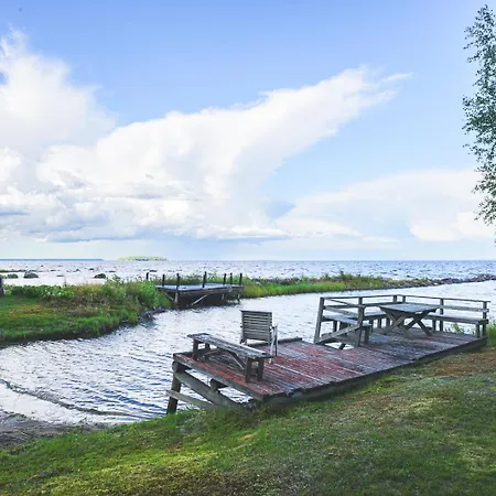 Hideout Swan Saraisniemi